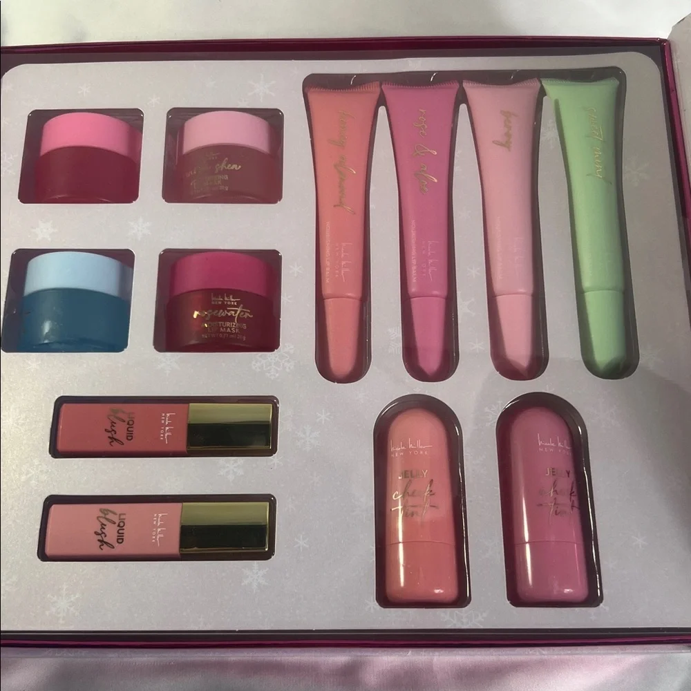 Nicole Miller Lip & Cheek Favorites Set with Pink and Gold Accents - Picture 3 of 5